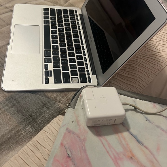 Pre-owned MacBook Air 11 2015…!
Works fine..! - Picture 3 of 3